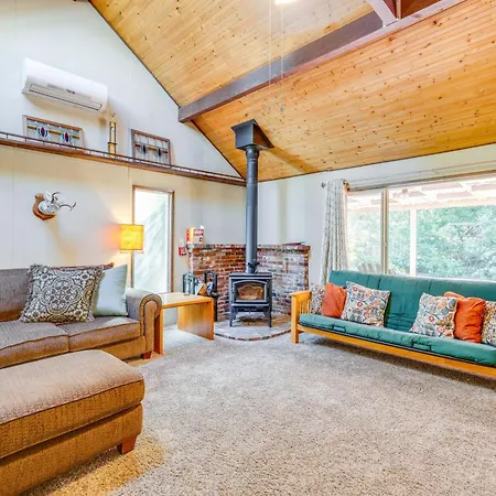 Pet-Friendly Ocean Park Rental With Outdoor Fire Pit